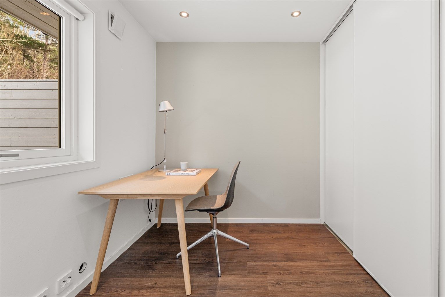 Det andre soverommet er utstyrt med en romslig skyvedørsgarderobe.