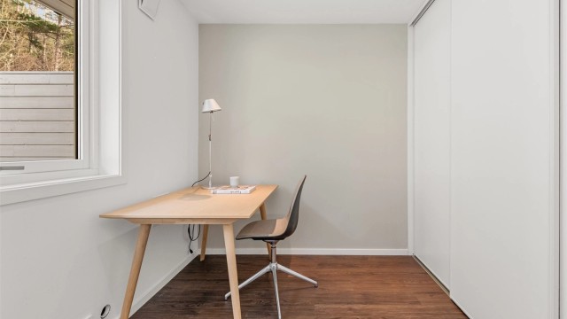 Det andre soverommet er utstyrt med en romslig skyvedørsgarderobe.