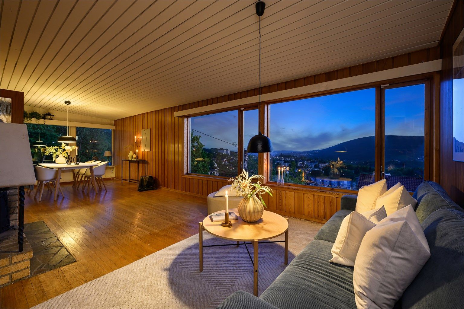 Velkommen inn! Store vindusflater slipper utsikten inn i stuen. 