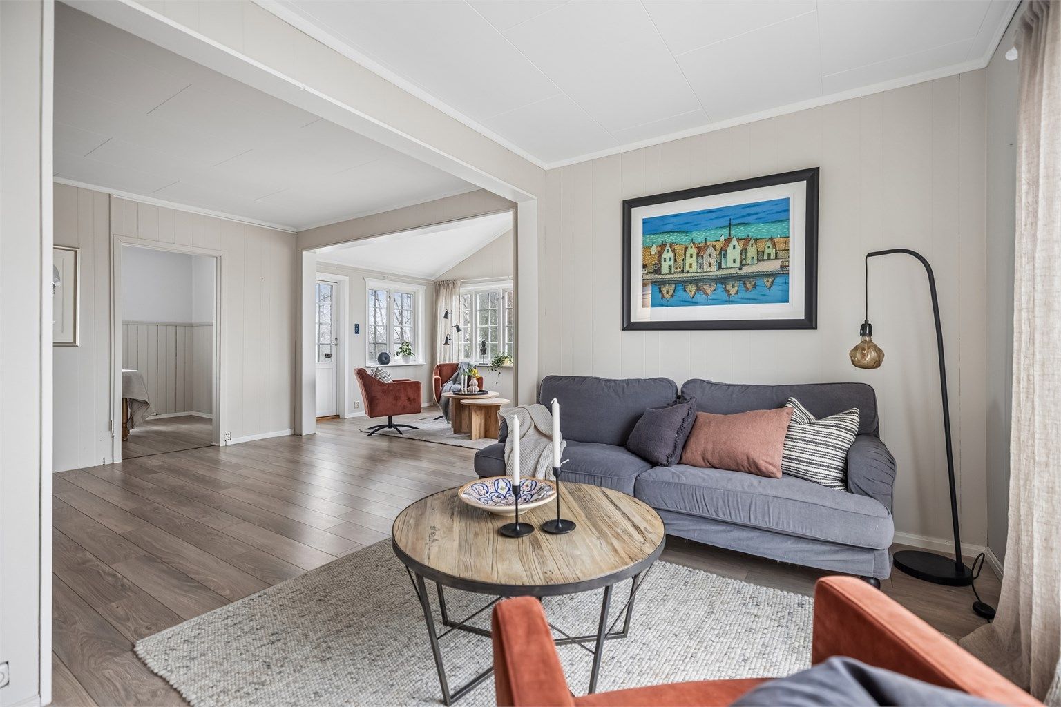 Stuen har en funksjonell planløsning som lett kan deles inn i flere soner.