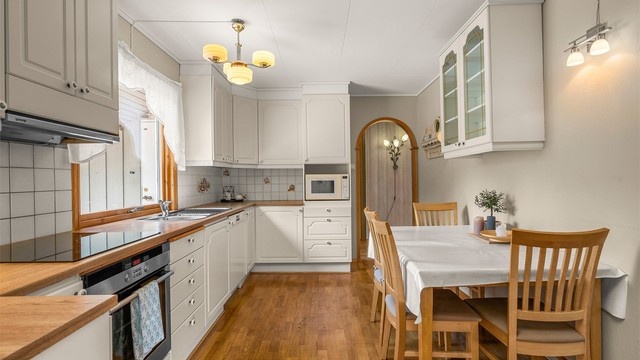 Videre er kjøkkenet innredet med integrert stekeovn og platetopp samt frittstående oppvaskmaskin.
