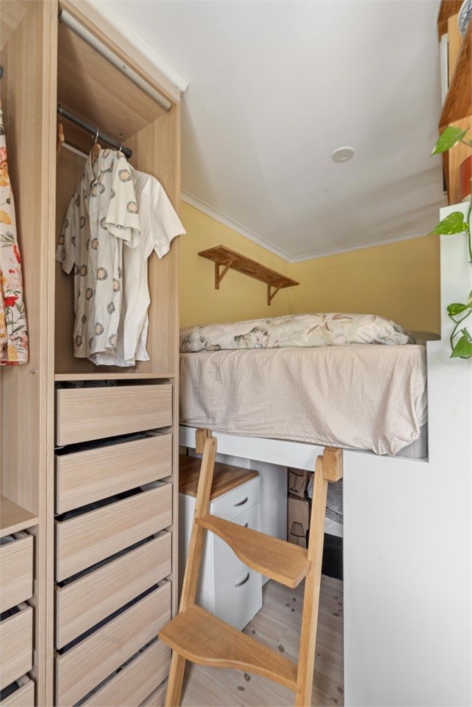 Sengen er 140cm bred og det er gode oppbevaringsmuligheter under.