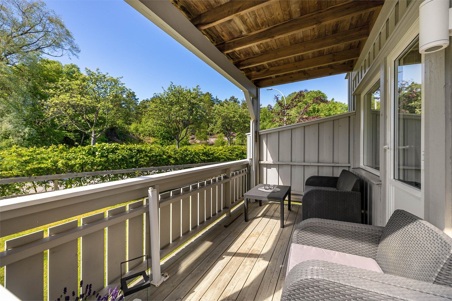 På balkongen er det sommerstid sol fra ettermiddag til sen kveld.