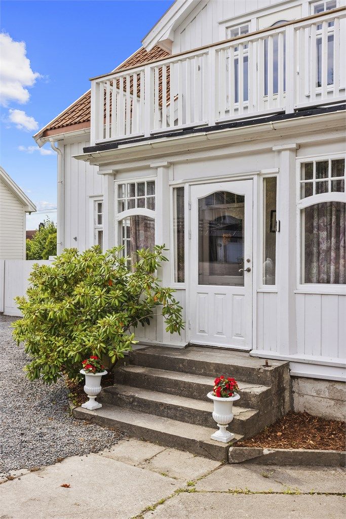 Boligen ligger fint til på Borgestad som er et veletablert boligområde med sentral beliggenhet mellom Skien sentrum og Porsgrunn. 
