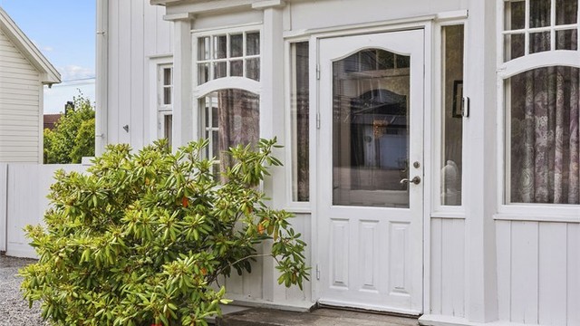 Boligen ligger fint til på Borgestad som er et veletablert boligområde med sentral beliggenhet mellom Skien sentrum og Porsgrunn.