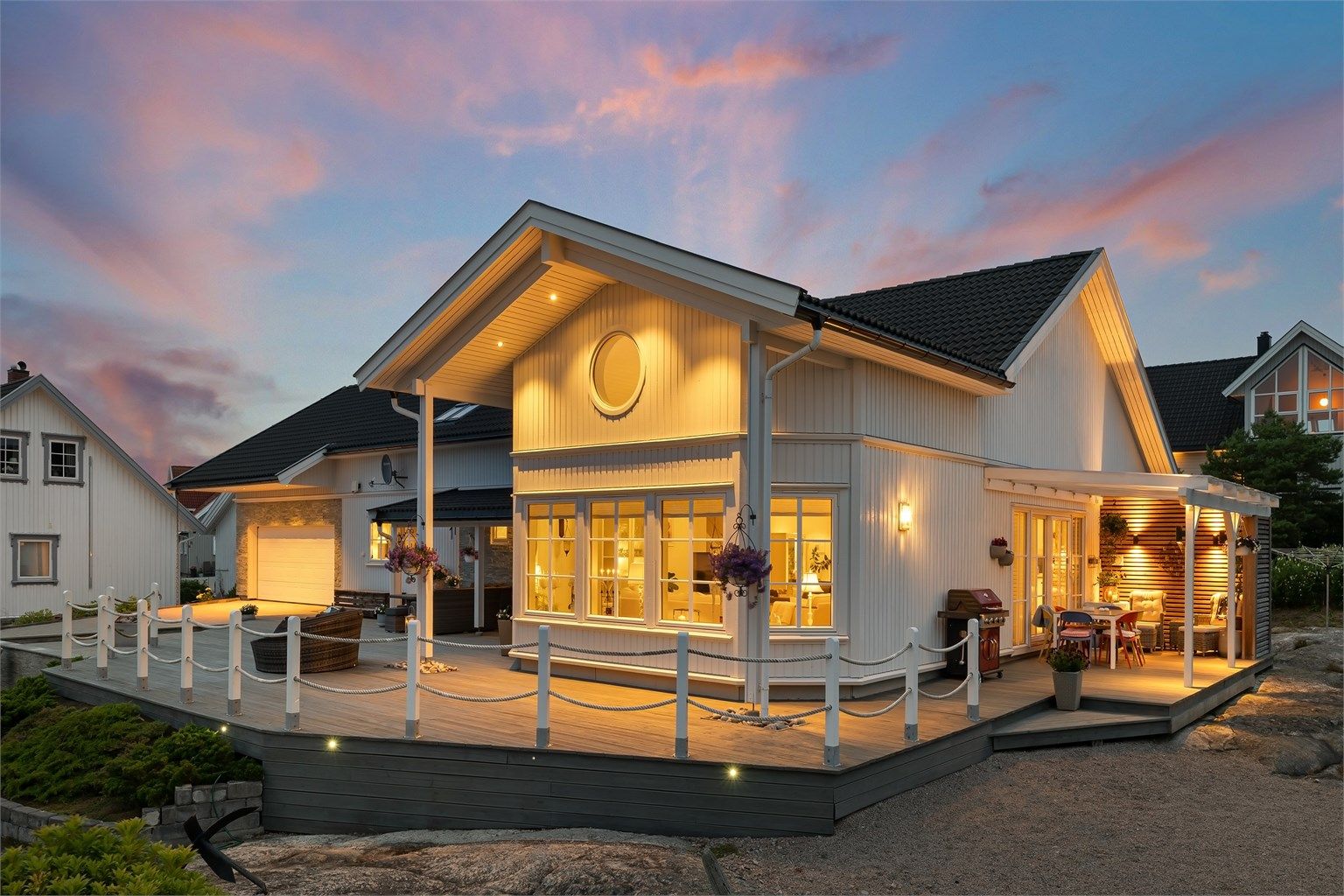 Gjennom egenartet arkitektur med innslag av maritim inspirasjon skiller boligen seg positivt ut i mengden.