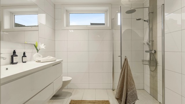 Lekkert bad i tidløse flisevalg og med vannbåren varme i gulv