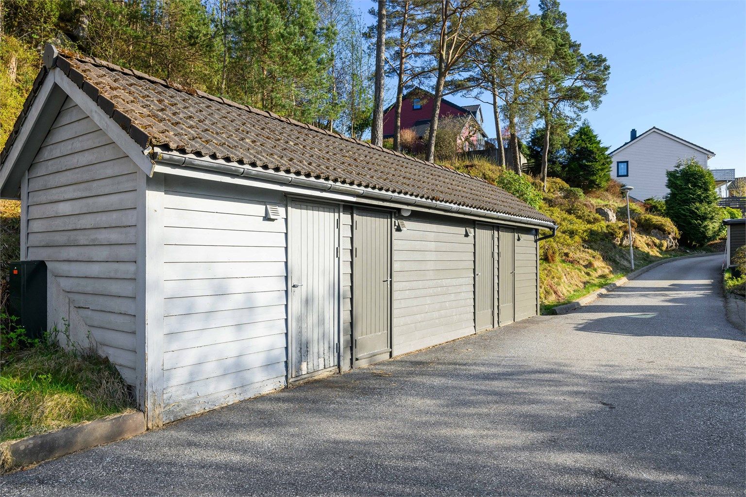 Barnevennlig nabolag med rolige gatetun og lekeplassområde.