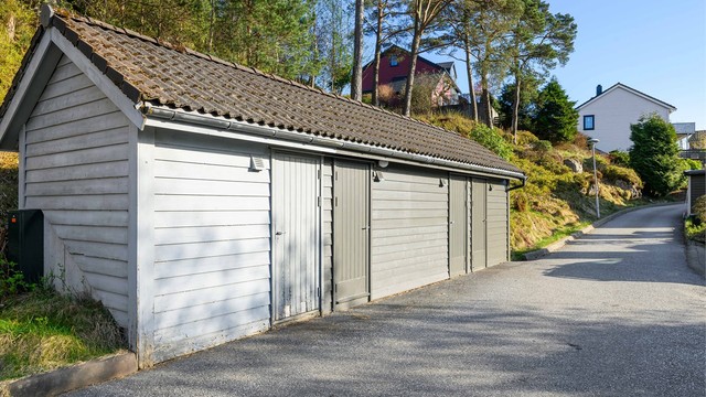 Barnevennlig nabolag med rolige gatetun og lekeplassområde.