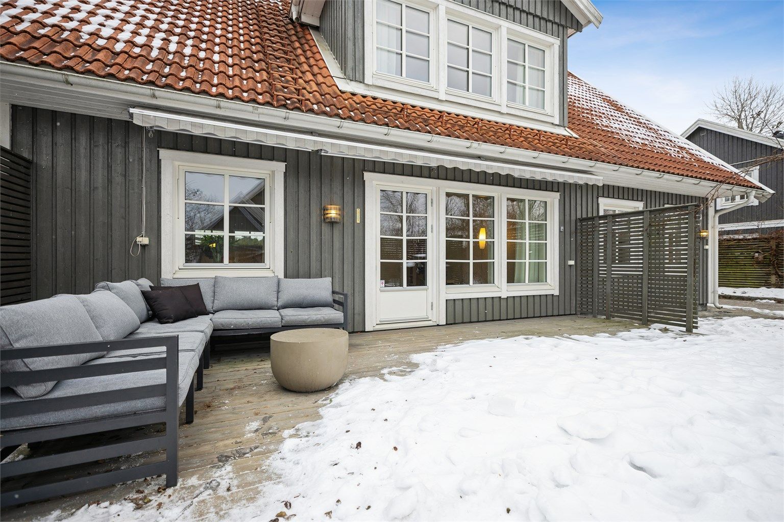 Fra stuen er det utgang til en herlig vest-vendt markterrasse med videre adkomst til den deilige hagen.