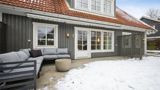 Fra stuen er det utgang til en herlig vest-vendt markterrasse med videre adkomst til den deilige hagen.