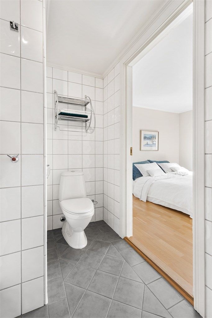 Badet er utstyrt med gulvstående toalett og har mekanisk avtrekk.