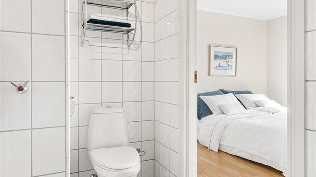 Badet er utstyrt med gulvstående toalett og har mekanisk avtrekk.
