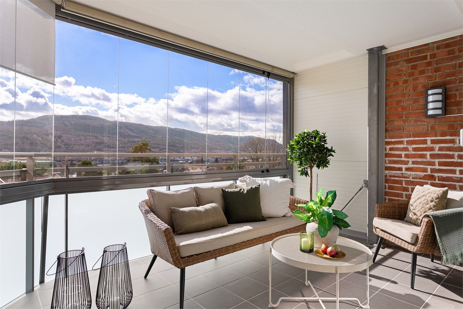 Fin innglasset balkong på 11 kvm med utsikt og plass til utemøbler