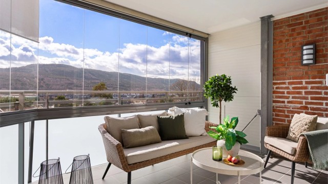 Fin innglasset balkong på 11 kvm med utsikt og plass til utemøbler