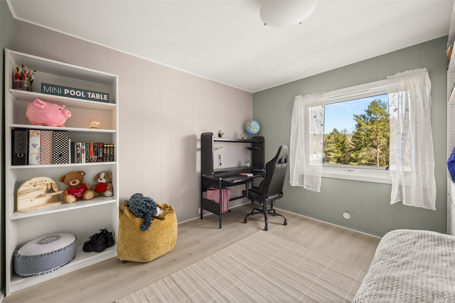 Soverommet er lyst og trivelig, med plass til seng, skrivepult og oppbevaring.