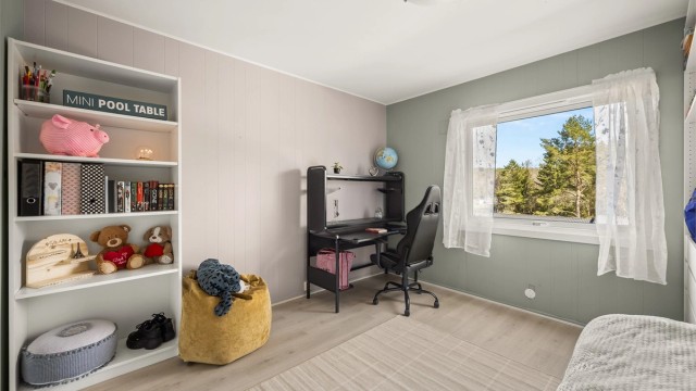 Soverommet er lyst og trivelig, med plass til seng, skrivepult og oppbevaring.