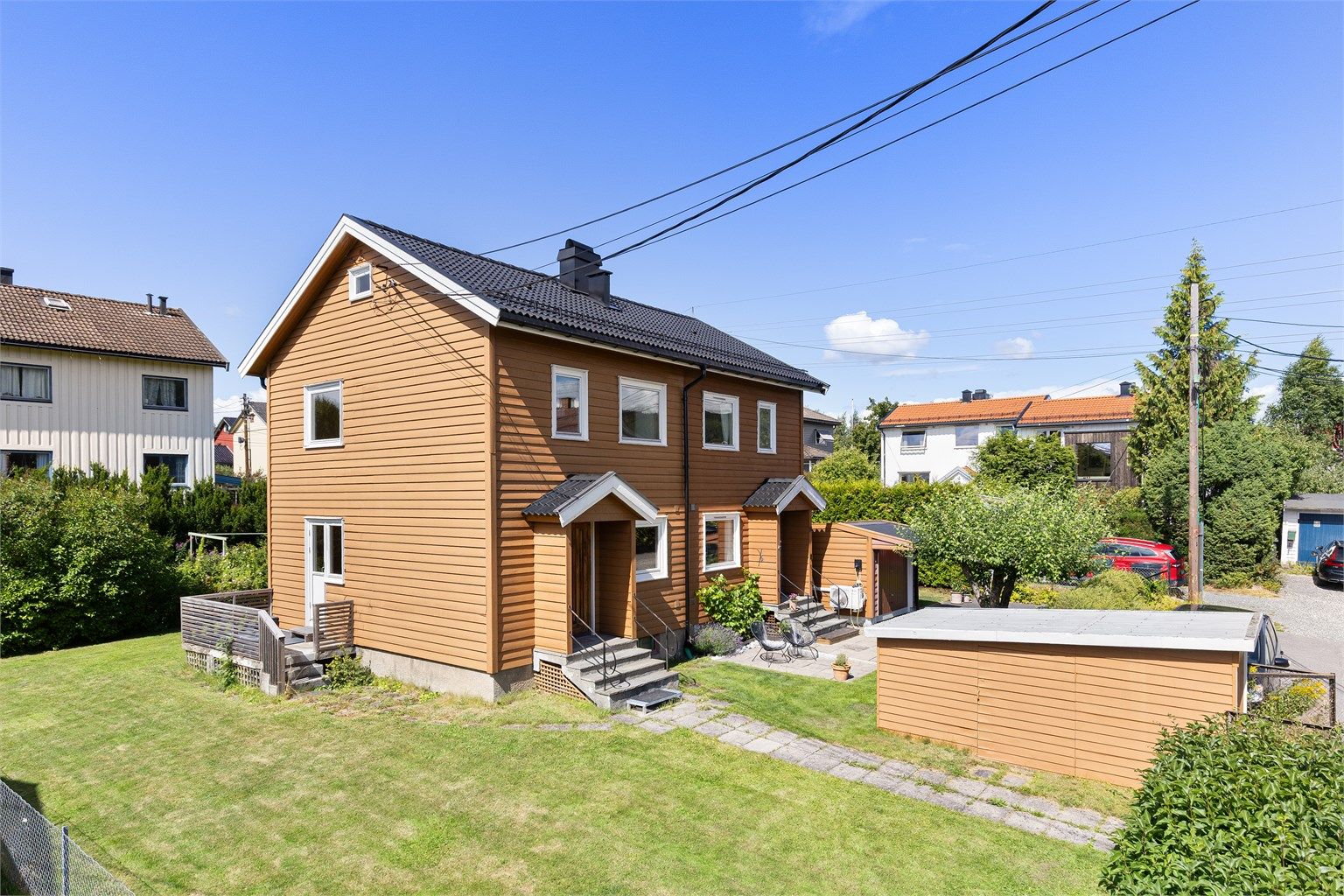 For lagring av sykler, barnevogner, gressklipper o.l. er det god plass i sykkelgarasje på fremsiden av boligen (Foto: Petter Tanum/TanumFoto)