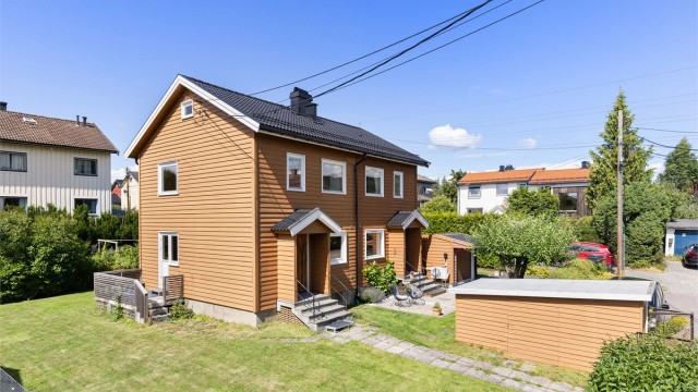 For lagring av sykler, barnevogner, gressklipper o.l. er det god plass i sykkelgarasje på fremsiden av boligen (Foto: Petter Tanum/TanumFoto)