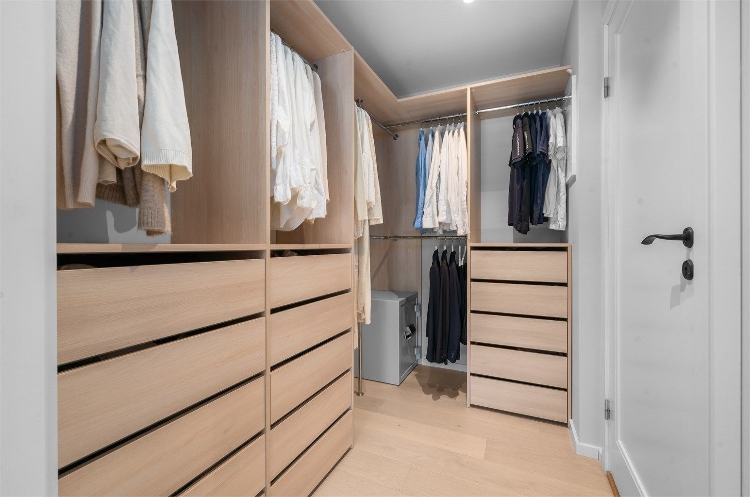 Praktisk walk-in closet med rikelig med skap- og hylleplass.