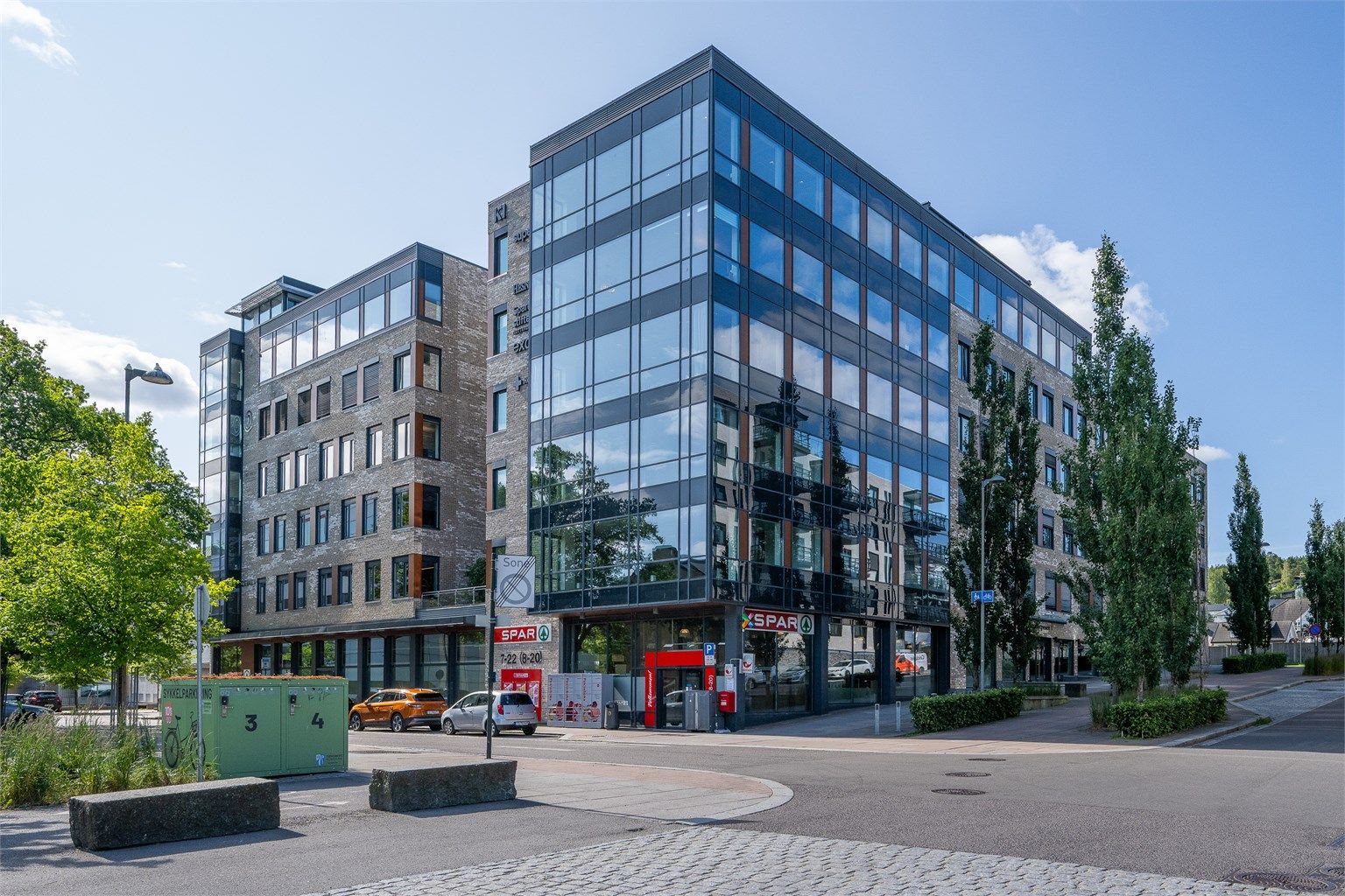 ra bygget kan man rusle bort til butikken på "hjørnet" å gjøre innkjøp av alt av dagligvarer. Dette er en stor og moderne matvareforretning. 