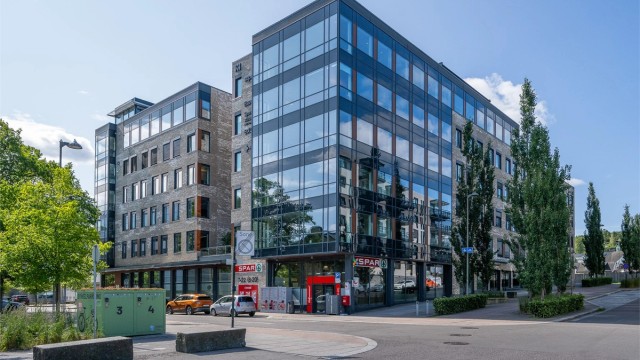 ra bygget kan man rusle bort til butikken på "hjørnet" å gjøre innkjøp av alt av dagligvarer. Dette er en stor og moderne matvareforretning.