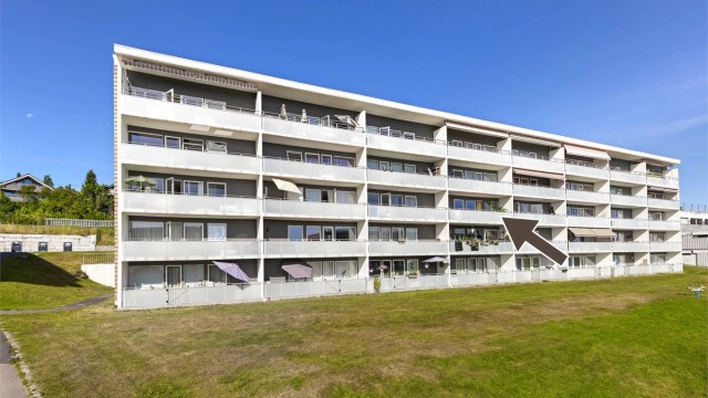 Leiligheten ligger fint til i Huldreveien, hvor det er kort vei til offentlig transport, matbutikker, post-i-butikk, skoler, barnehager og Asker sentrum.