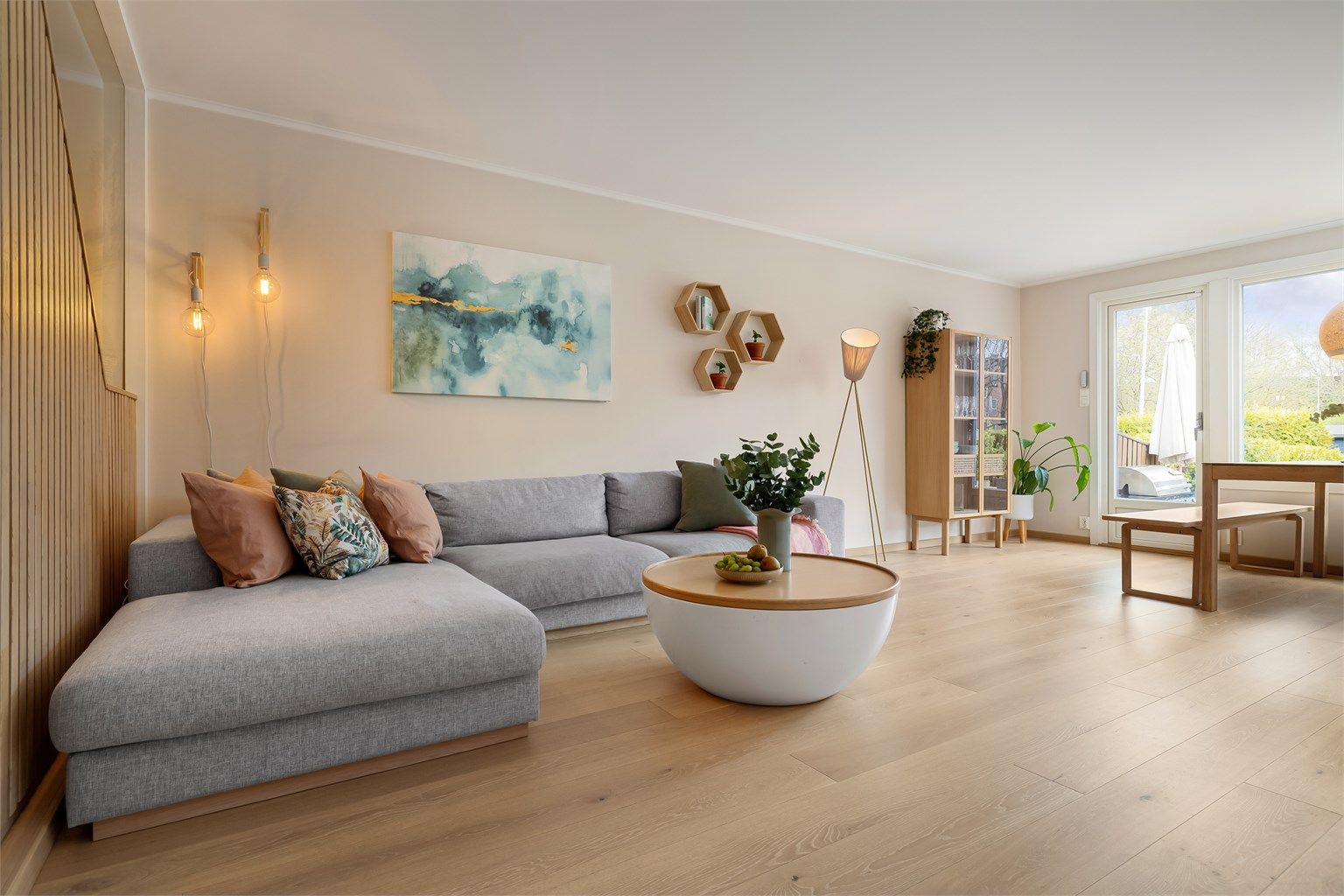 Lys og luftig stue med god plass til en romslig sofagruppe med TV-seksjon