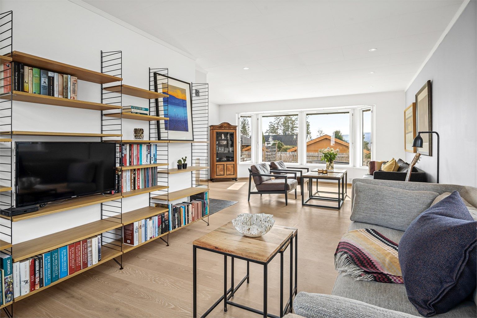 Stuen har parkettgulv med varmefolie for elektrisk gulvvarme, som sikrer jevn og behagelig temperatur.