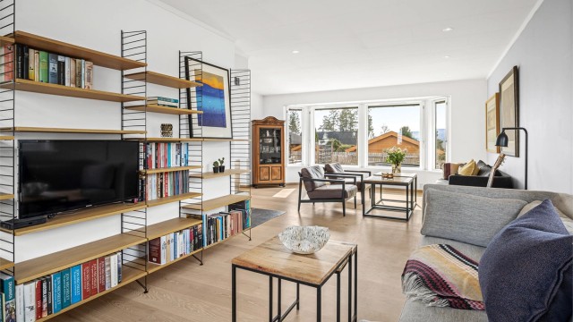 Stuen har parkettgulv med varmefolie for elektrisk gulvvarme, som sikrer jevn og behagelig temperatur.