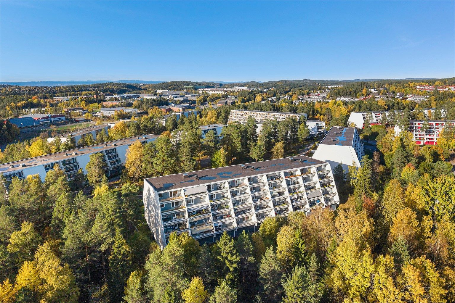 Blokka har god intern beliggenhet på Vevelstadåsen. 