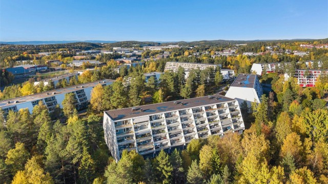 Blokka har god intern beliggenhet på Vevelstadåsen.