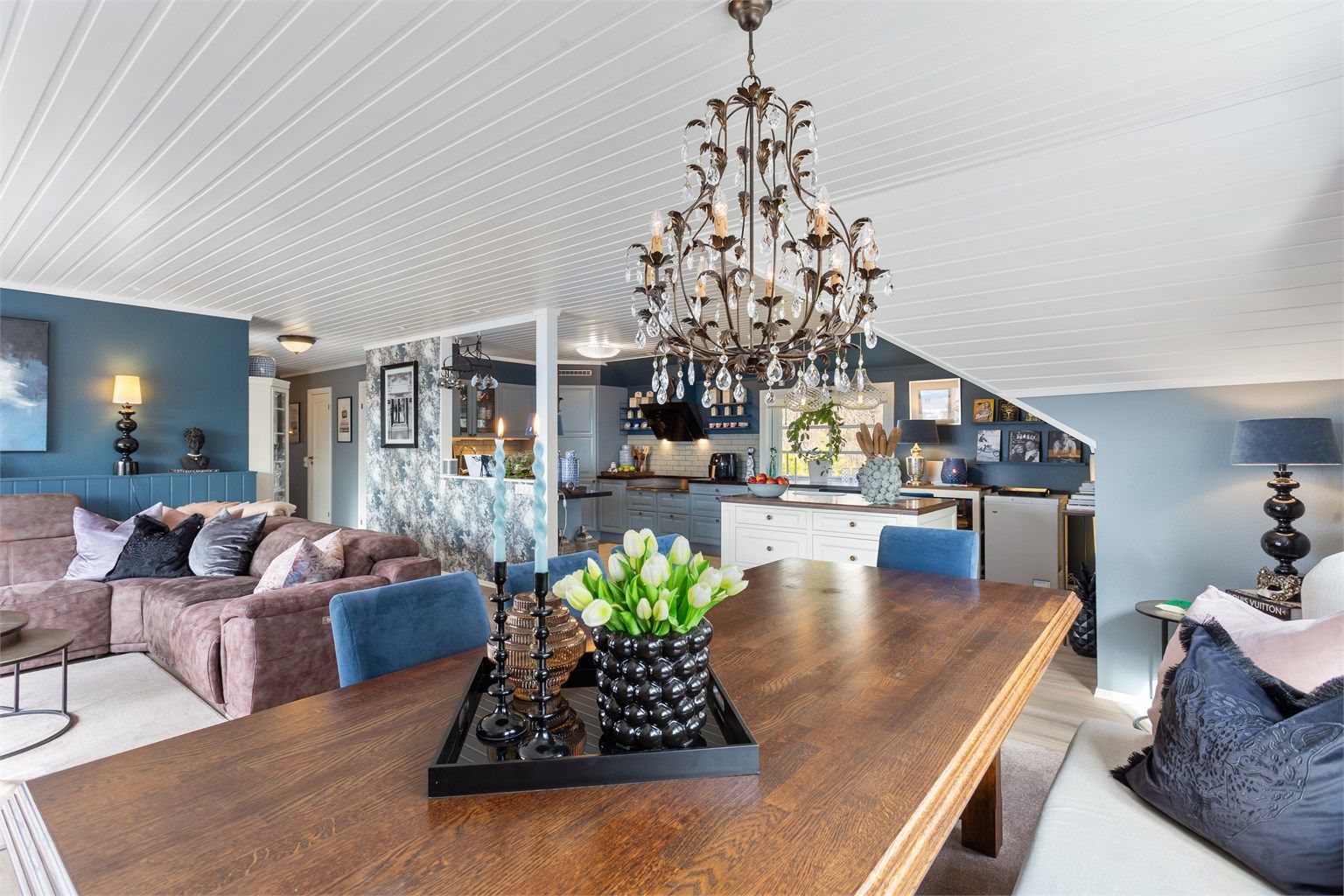 Fra spisestuen er det en åpen og sosial forbindelse til kjøkkenet, perfekt for å underholde gjester.