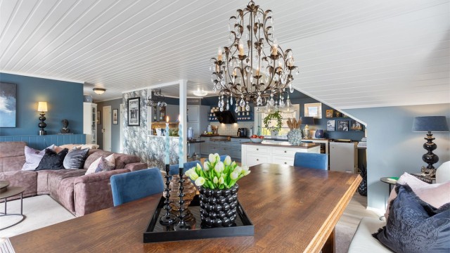 Fra spisestuen er det en åpen og sosial forbindelse til kjøkkenet, perfekt for å underholde gjester.