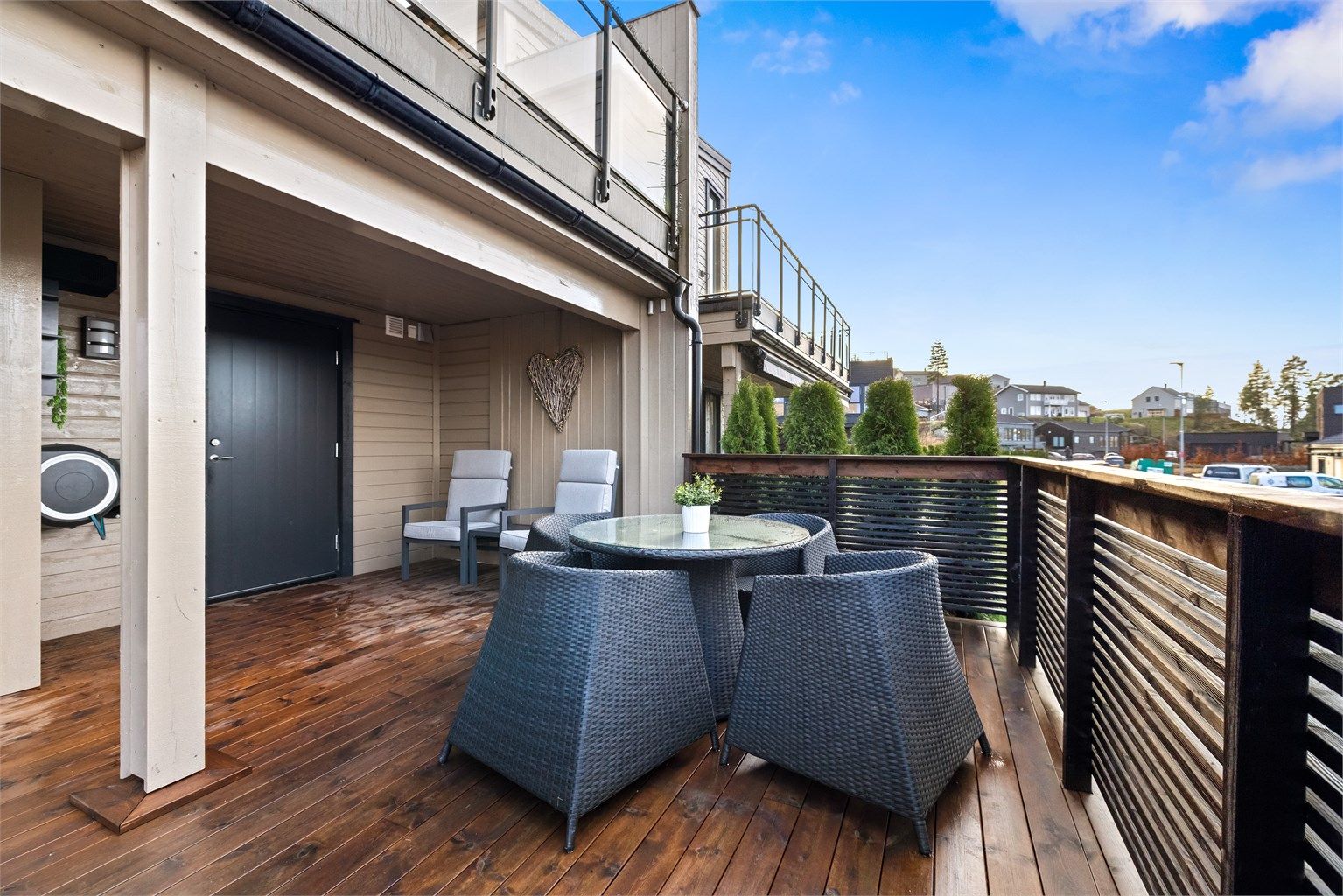 Den romslige terrassen i første etasje ble bygget i 2021 og er delvis overbygget.