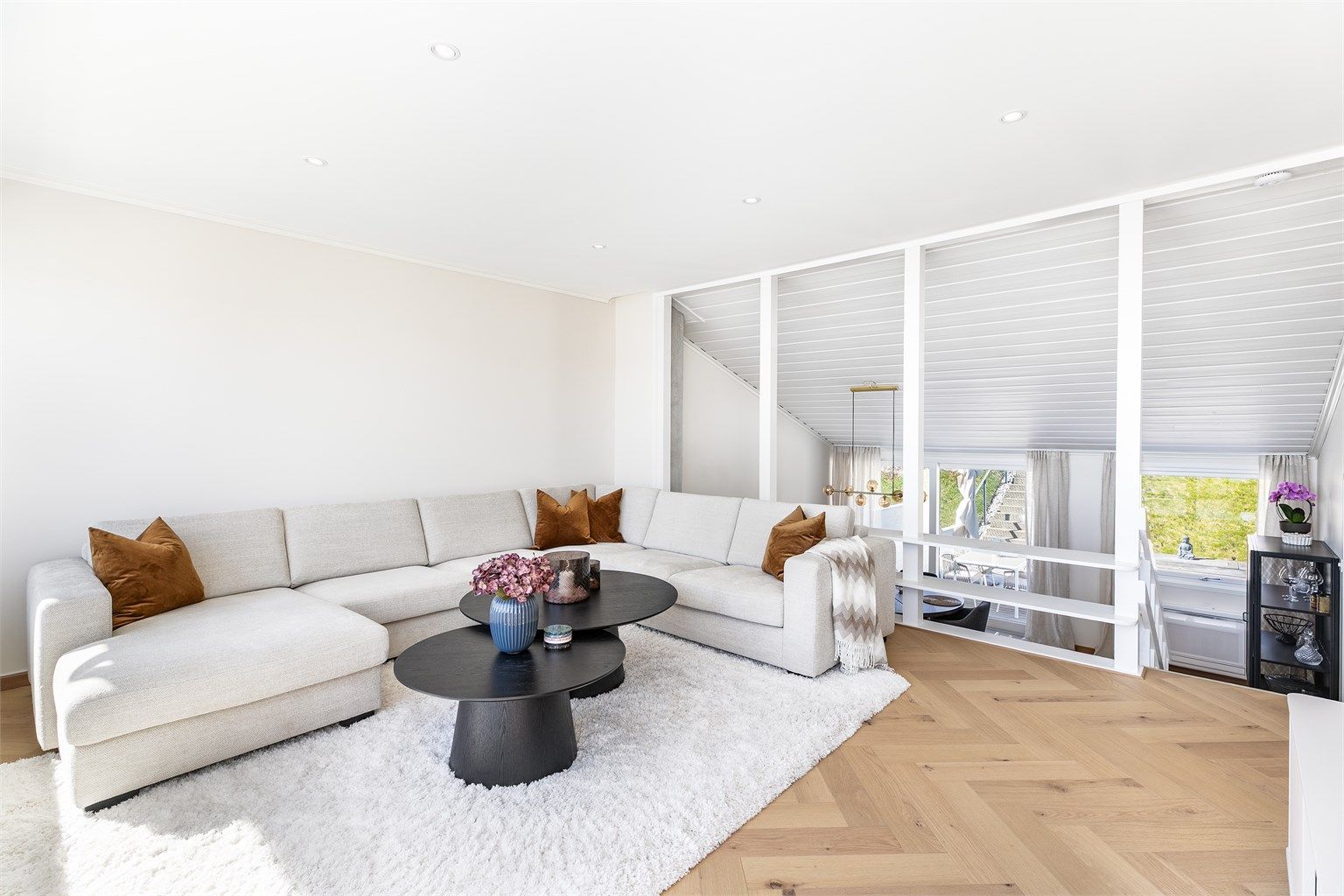 Lekker fiskebeinsparkett (Moland Super Eik) er lagt i både stuen og spisestuen nedenfor. Øvrige overflater er malt i begge rom. Spotter er innfelt i stuens himling.