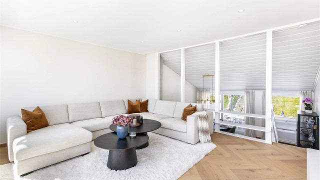 Lekker fiskebeinsparkett (Moland Super Eik) er lagt i både stuen og spisestuen nedenfor. Øvrige overflater er malt i begge rom. Spotter er innfelt i stuens himling.