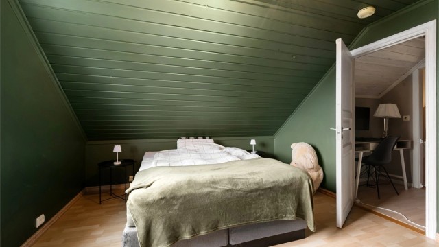 Fra soverommet er det inngang til hallen med trapp.