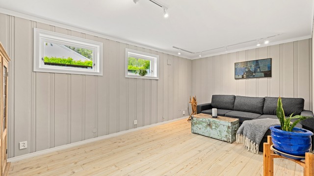 Kjellerrommet har godt lysinnfall og fin belysning med store spotskinner