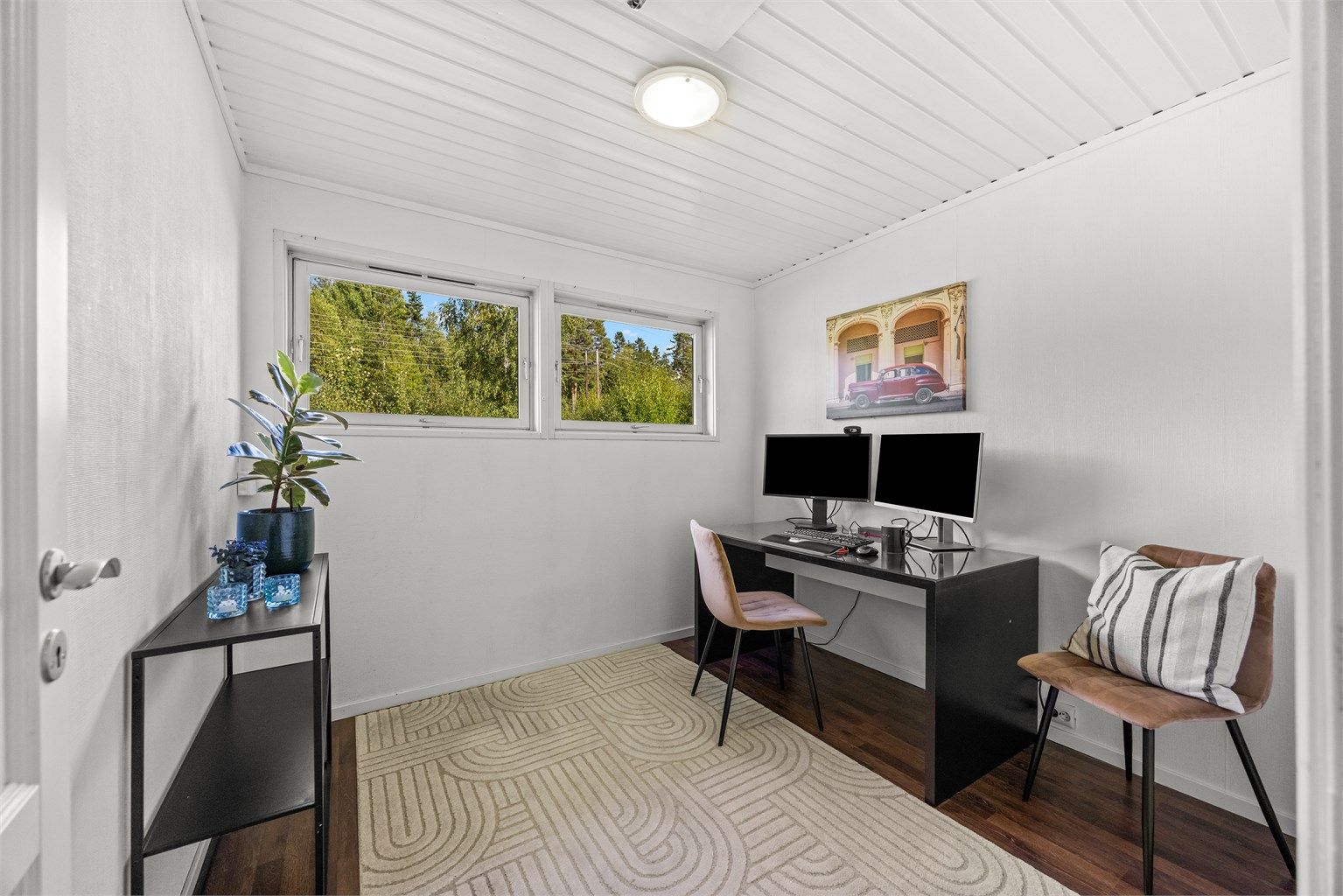 Kontor med god plass til arbeidsplass, og vindu mot grønne omgivelser som slipper inn fint dagslys.