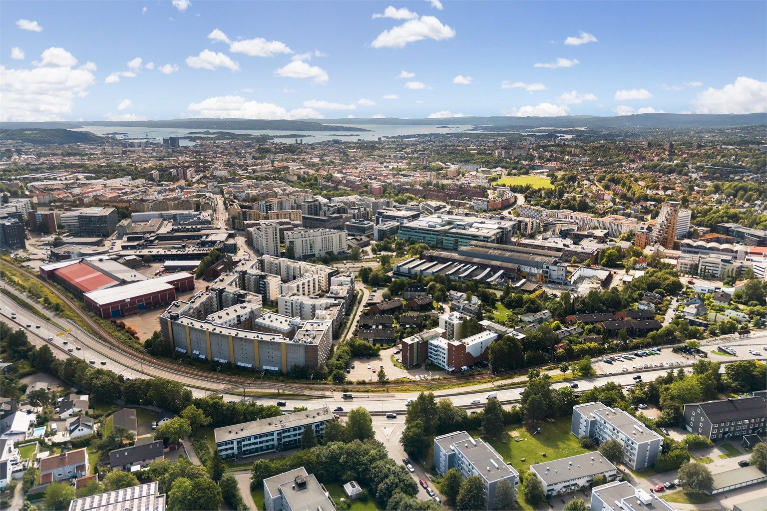 Fra Nydalen er det effektiv forbindelse til Oslo sentrum og resten av byen.