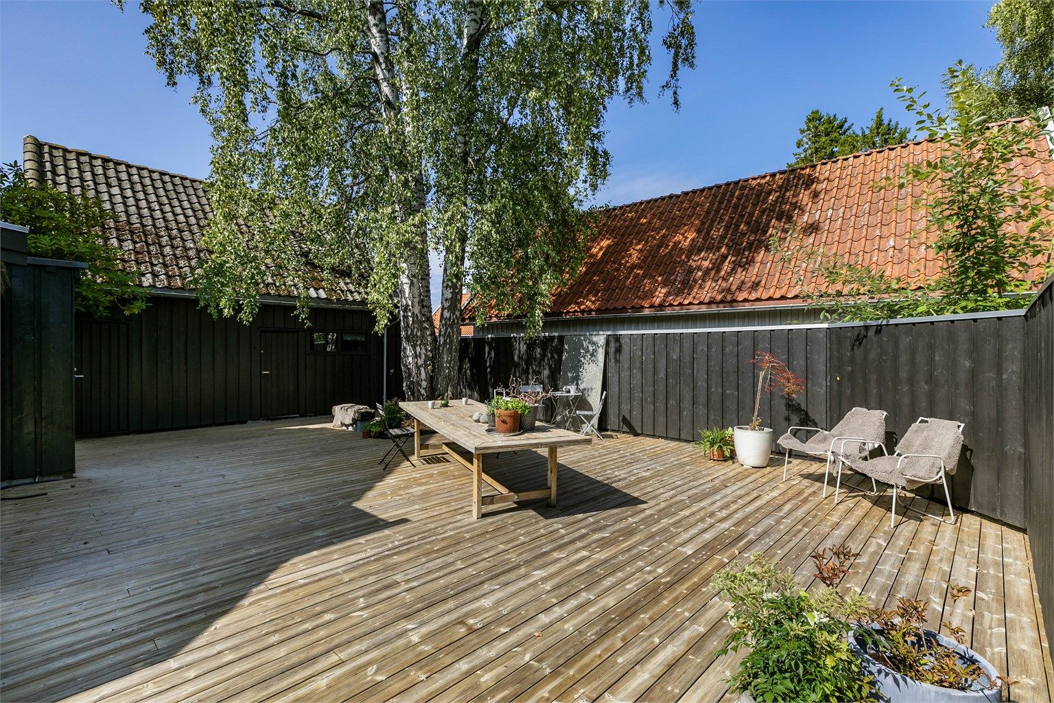 Solforholdene er meget gode. Sommerstid er det dagen gjennom alltid et sted med sol i hagen.