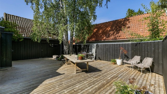 Solforholdene er meget gode. Sommerstid er det dagen gjennom alltid et sted med sol i hagen.