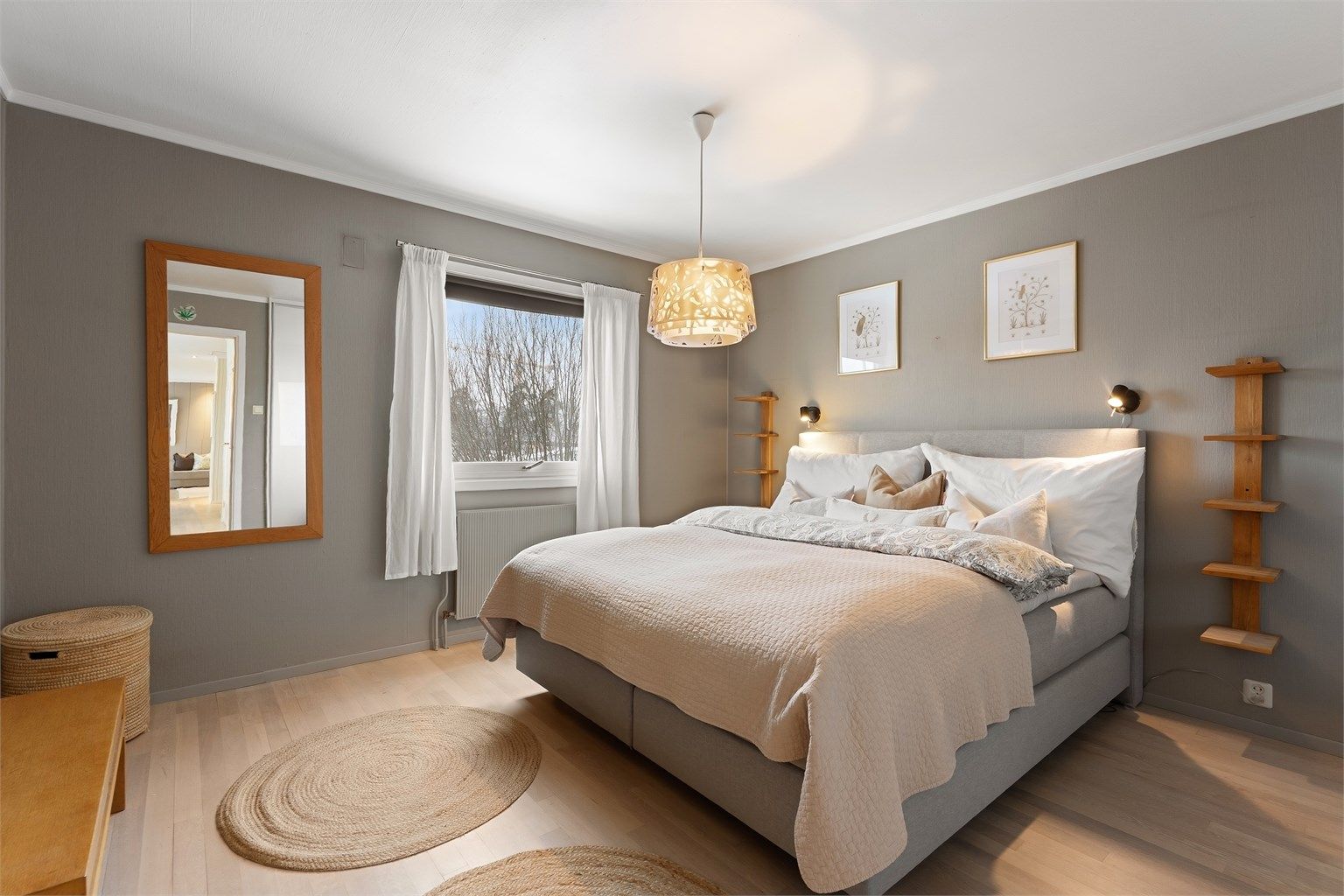 Hovedsoverommet i første etasje har god plass til dobbeltseng og garderobeløsning.