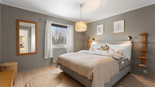 Hovedsoverommet i første etasje har god plass til dobbeltseng og garderobeløsning.