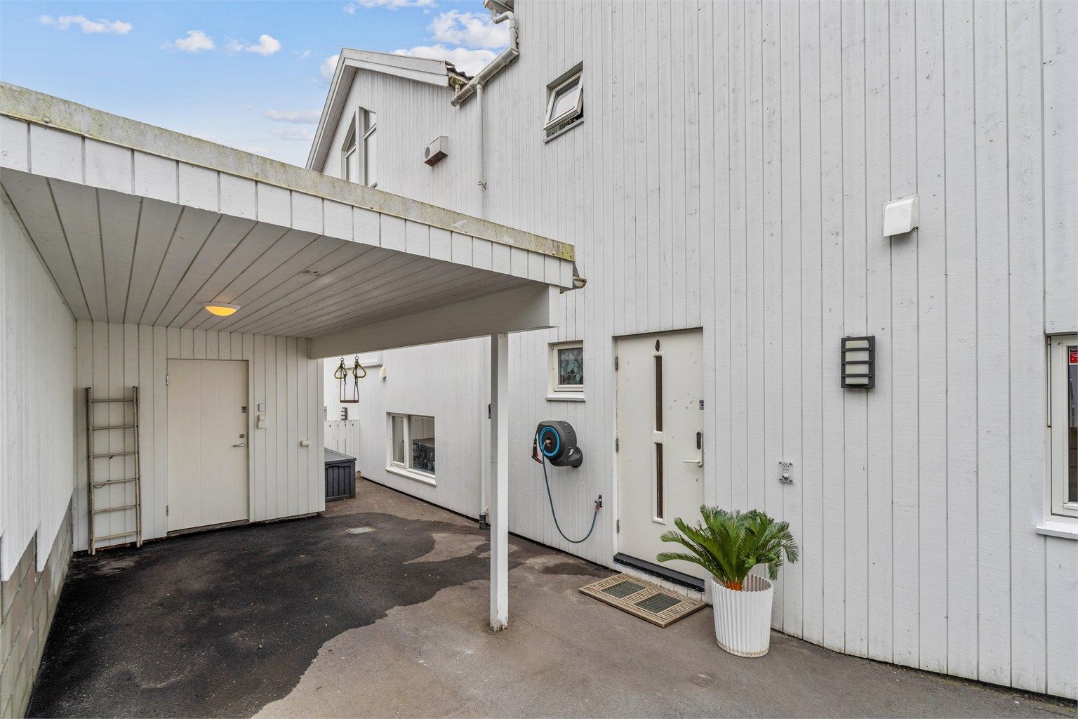 Inngangsparti / carport med sportsbod.
