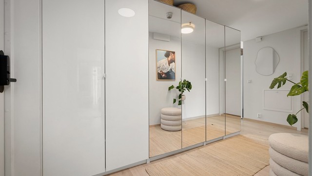 Lys og imøtekommende entré med plass til oppbevaring av sko og oppheng av tøy. Meget god lagringsplass i stort garderobeskap