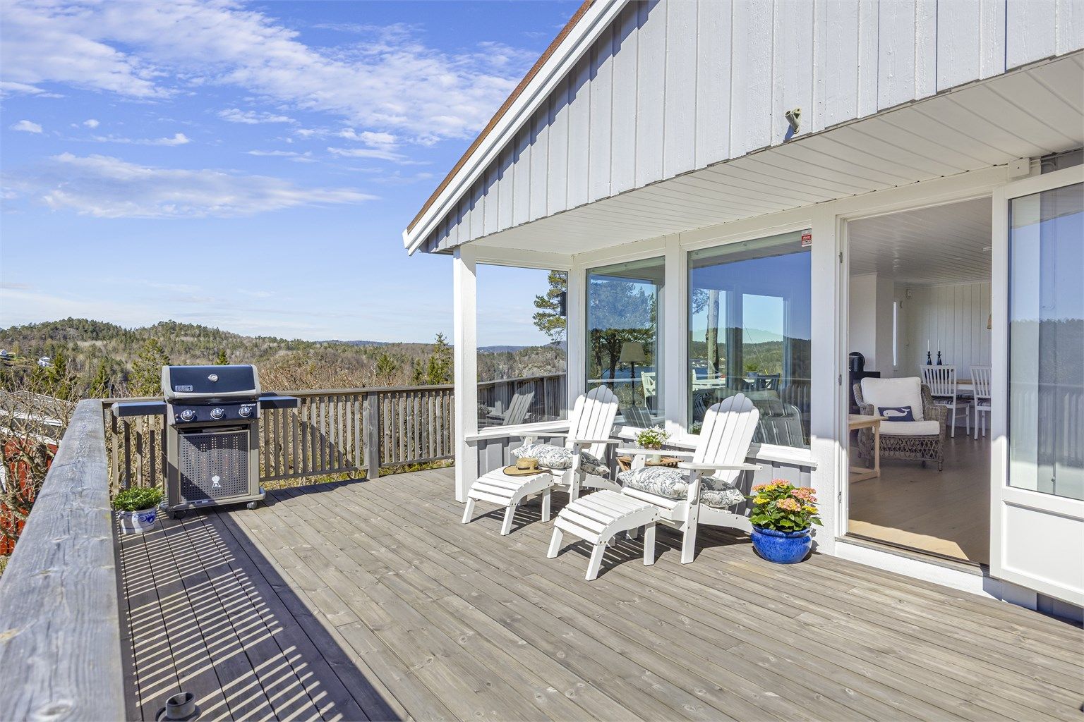 Terrassen er delvis overbygget, noe som gir ly for vær og vind.