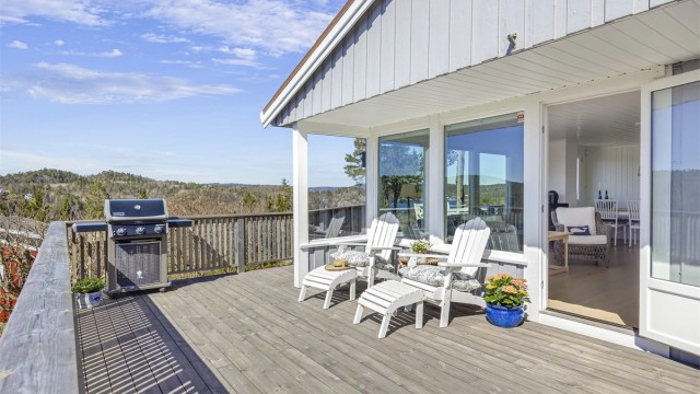 Terrassen er delvis overbygget, noe som gir ly for vær og vind.