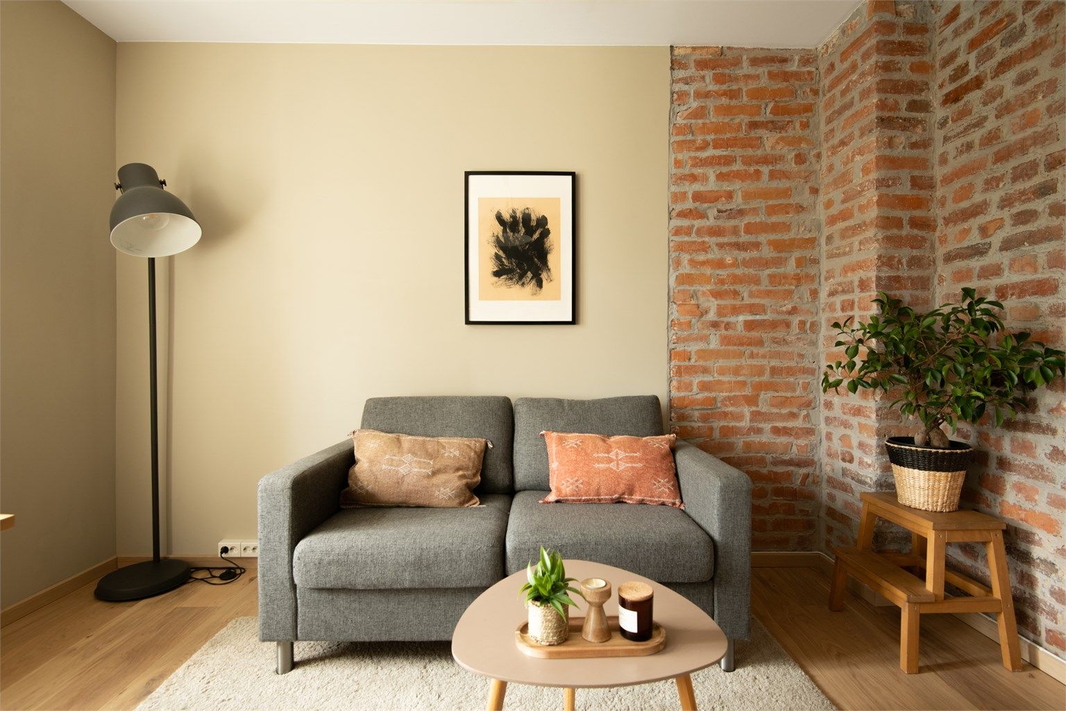 Leiligheten har god plass til sofagruppe med tilhørende salongbord. 